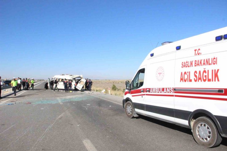 Karaman’da lastiği patlayan minibüs devrildi: 1 ölü, 10 yaralı