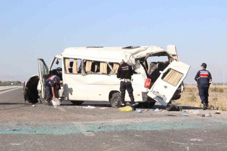 Karaman’da lastiği patlayan minibüs devrildi: 1 ölü, 10 yaralı