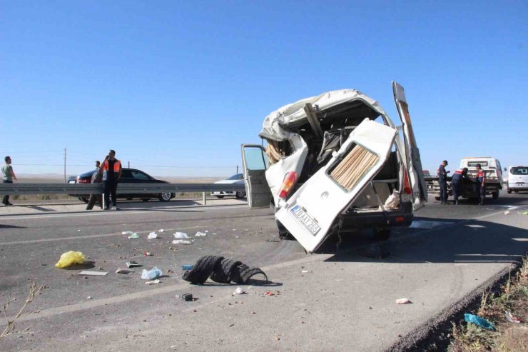 Karaman’da lastiği patlayan minibüs devrildi: 1 ölü, 10 yaralı