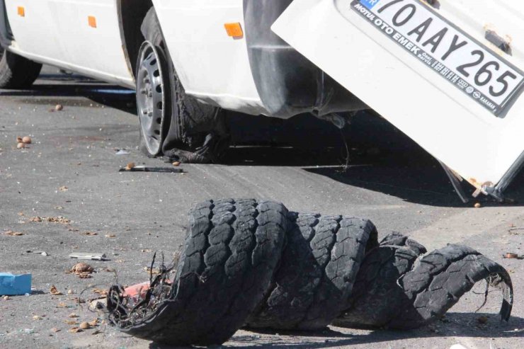 Karaman’da lastiği patlayan minibüs devrildi: 1 ölü, 10 yaralı