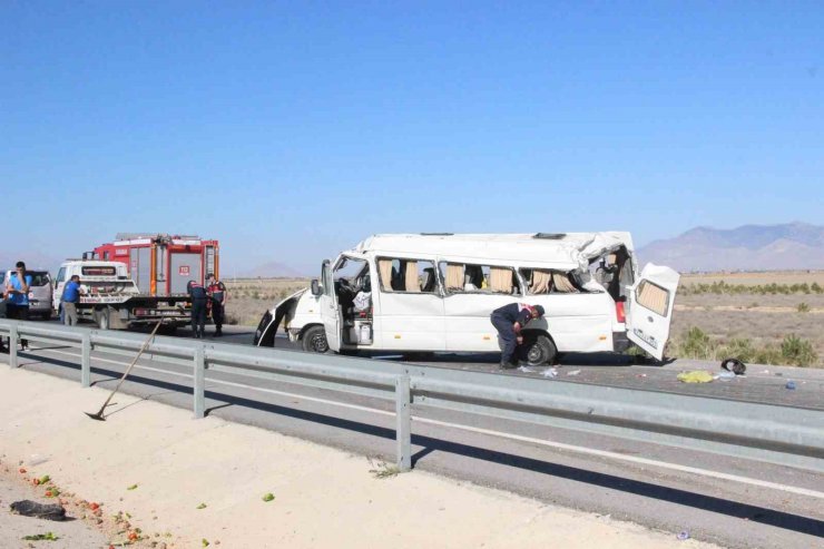 Karaman’da lastiği patlayan minibüs devrildi: 1 ölü, 10 yaralı