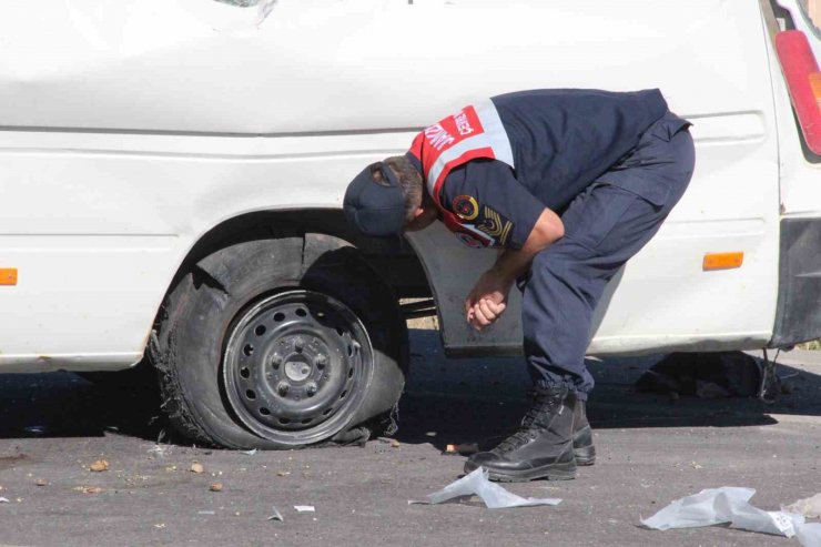 Karaman’da lastiği patlayan minibüs devrildi: 1 ölü, 10 yaralı