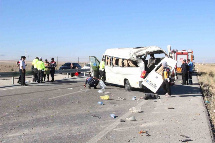 Karaman’da lastiği patlayan minibüs devrildi: 1 ölü, 10 yaralı