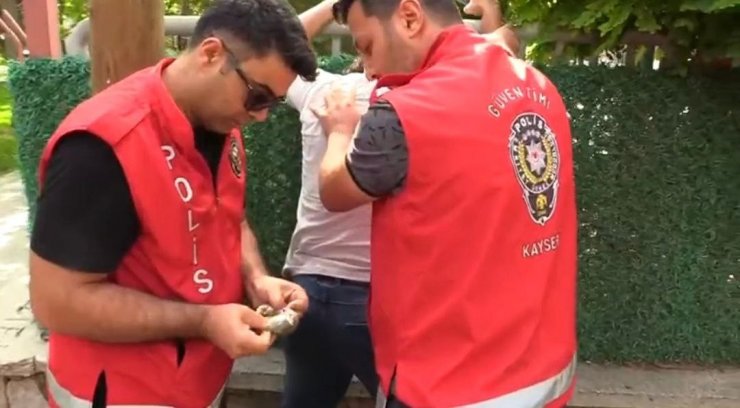 Polis Milli Piyango satıcısı kılığına girdi, uyuşturucu tacirini yakaladı