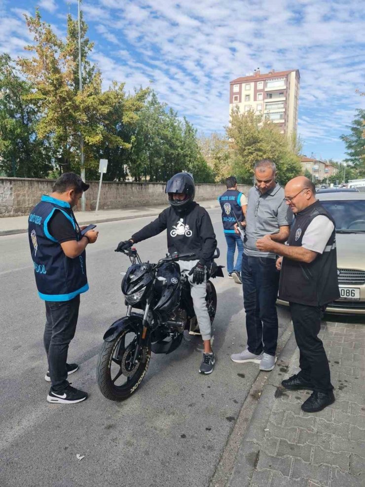 Kayseri polisinden ’huzur’ uygulaması: 193 park kontrol edildi