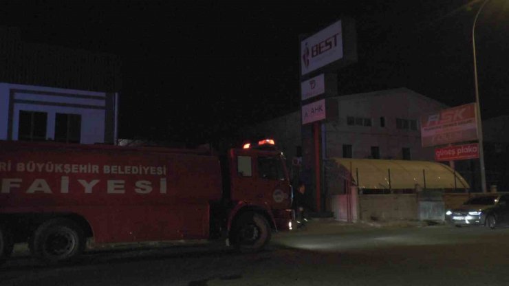 Yangında fabrika hurdalığı küle döndü