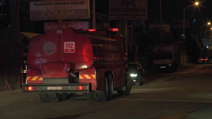 Yangında fabrika hurdalığı küle döndü