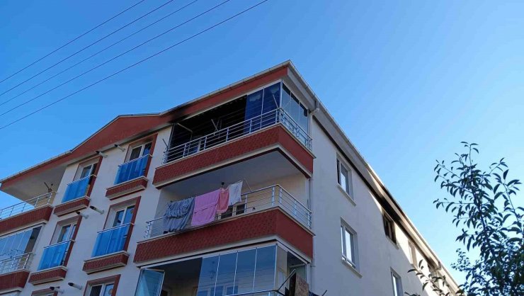 Elektrik tesisatında çıkan yangın evi küle çevirdi