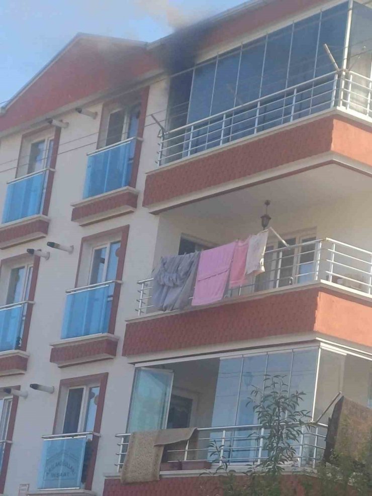 Elektrik tesisatında çıkan yangın evi küle çevirdi