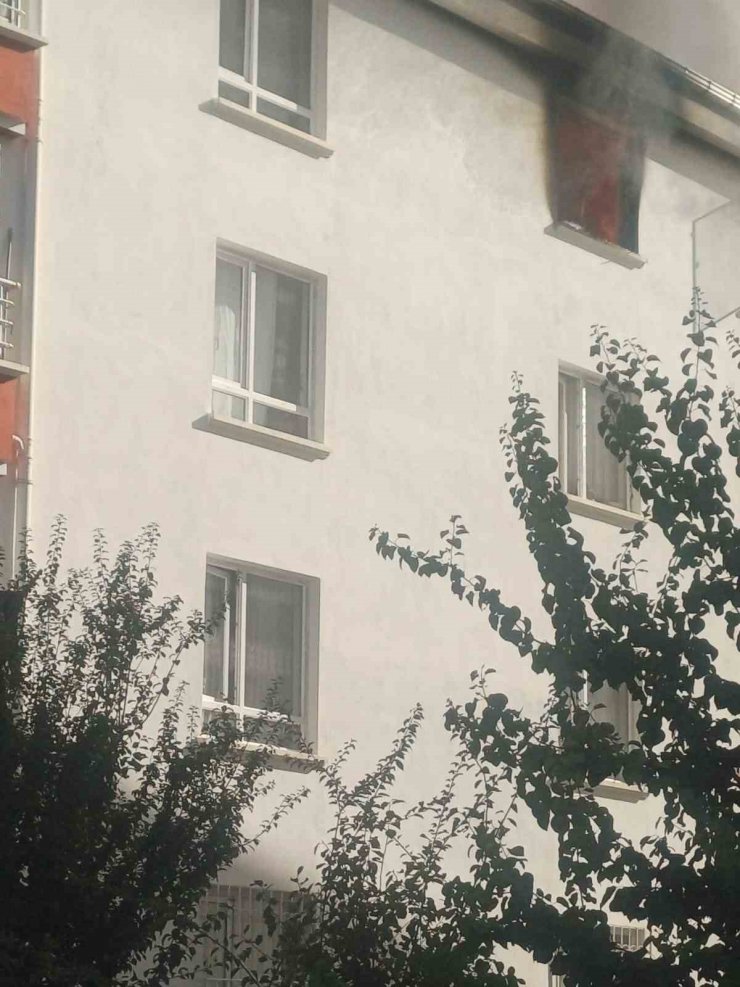 Elektrik tesisatında çıkan yangın evi küle çevirdi