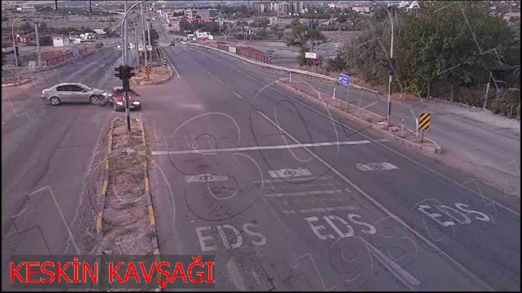 Dikkatsiz sürücülerin kaza anı güvenlik kamerasında
