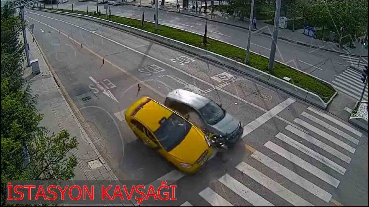 Dikkatsiz sürücülerin kaza anı güvenlik kamerasında