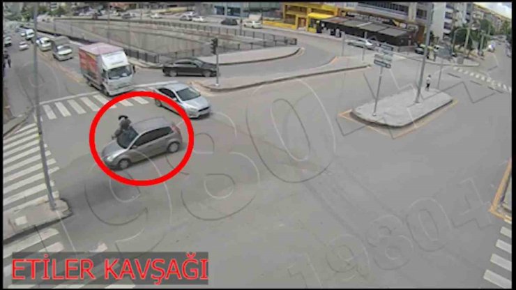Dikkatsiz sürücülerin kaza anı güvenlik kamerasında
