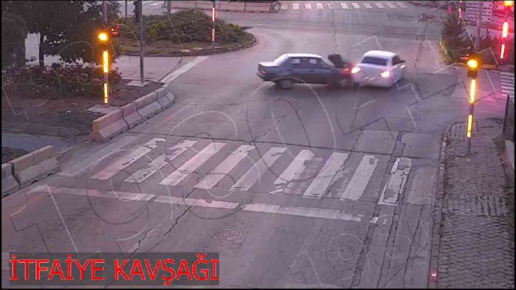 Dikkatsiz sürücülerin kaza anı güvenlik kamerasında