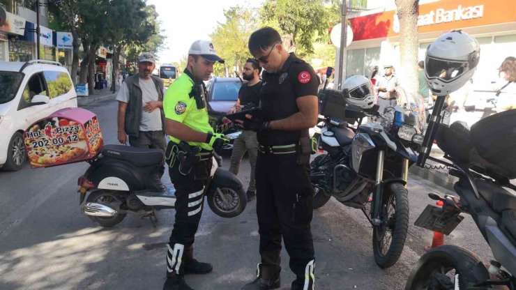 Kurallara uymayan motosiklet sürücüsüne 11 bin TL ceza