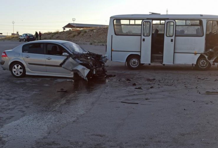 Ankara’da otomobil ile işçi servisi kafa kafaya çarpıştı: 15 yaralı