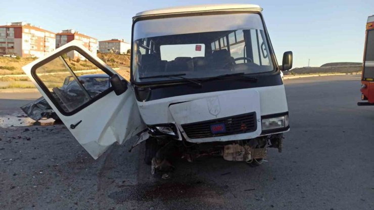 Ankara’da otomobil ile işçi servisi kafa kafaya çarpıştı: 15 yaralı