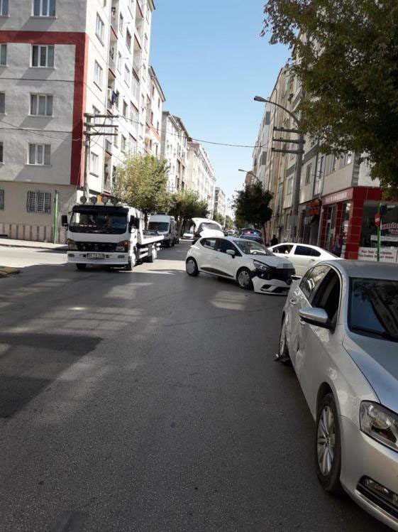 İki aracın karıştığı kazada maddi hasar oluştu