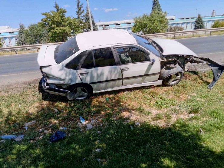 Kontrolden çıkan araç bariyerlere çarptı