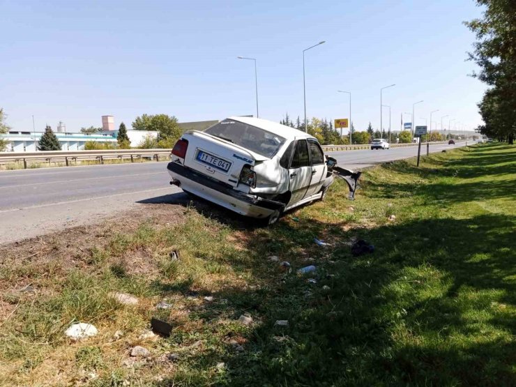 Kontrolden çıkan araç bariyerlere çarptı