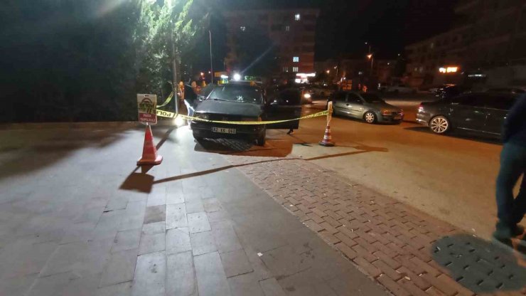 Kavga ettiği baba ve oğlunun evine giden kişi silahlı saldırıya uğradı