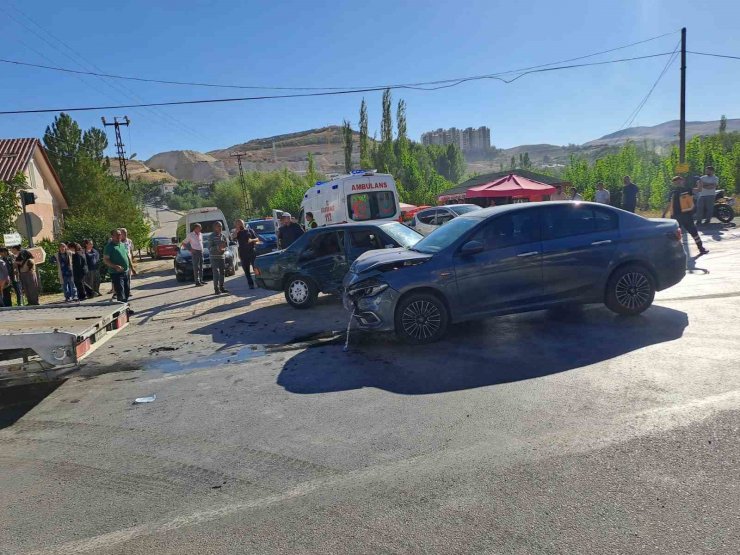Gürün’de otomobiller çarpıştı: 4 yaralı