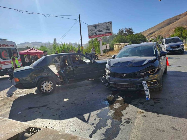Gürün’de otomobiller çarpıştı: 4 yaralı