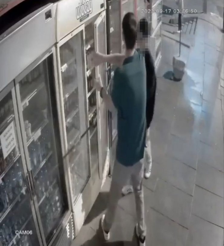 Kırdıkları büfe dolabından içecek çalan hırsızlar kamerada