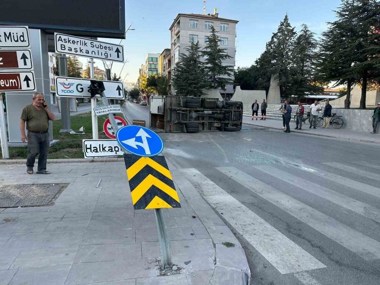 Ekmek servis araçları çarpıştı: 1 yaralı