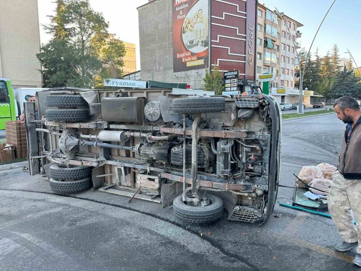 Ekmek servis araçları çarpıştı: 1 yaralı