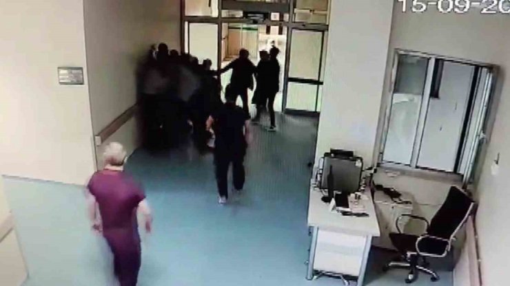 Hasta yakını polis memuru, önce güvenlik görevlilerine sonra meslektaşlarına saldırdı