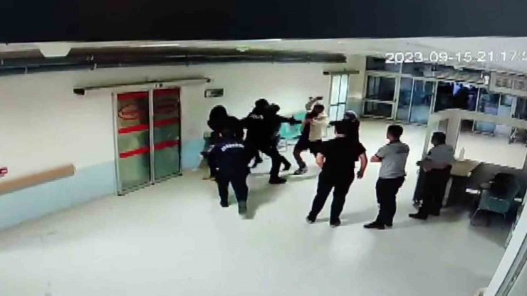 Hasta yakını polis memuru, önce güvenlik görevlilerine sonra meslektaşlarına saldırdı