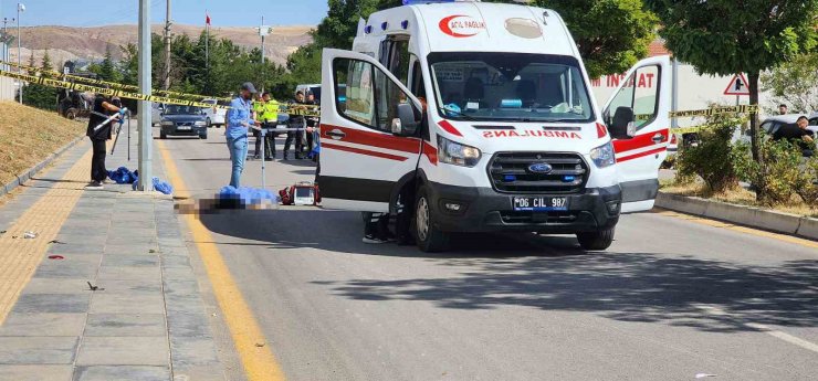 Aydınlatma direğine çarpan motosikletli sürücü hayatını kaybetti