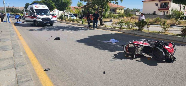 Aydınlatma direğine çarpan motosikletli sürücü hayatını kaybetti