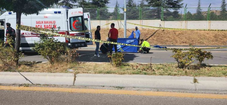 Aydınlatma direğine çarpan motosikletli sürücü hayatını kaybetti