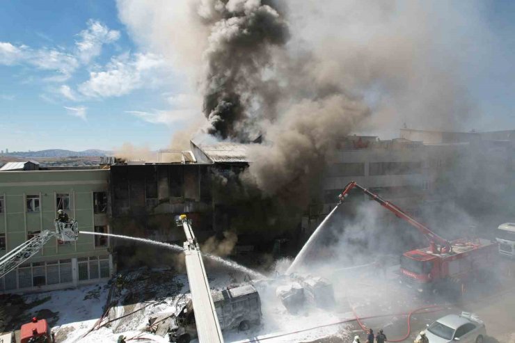 Başkentte sünger fabrikasında yangın: 1 kişi hayatını kaybetti