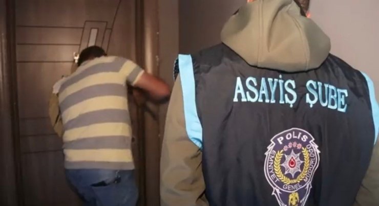 Hırsızlar önce kameraya, sonra polise yakalandı