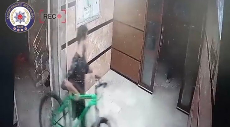 Hırsızlar önce kameraya, sonra polise yakalandı