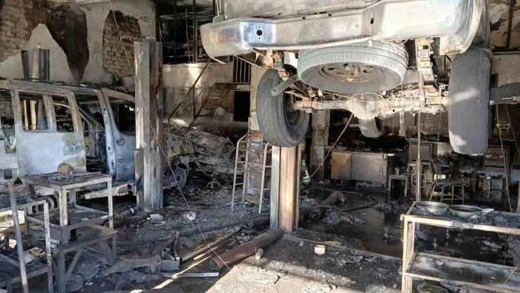 Oto tamirhanesinde çıkan yangın 3 araç ve 3 dükkanı kül etti