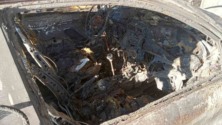 Oto tamirhanesinde çıkan yangın 3 araç ve 3 dükkanı kül etti