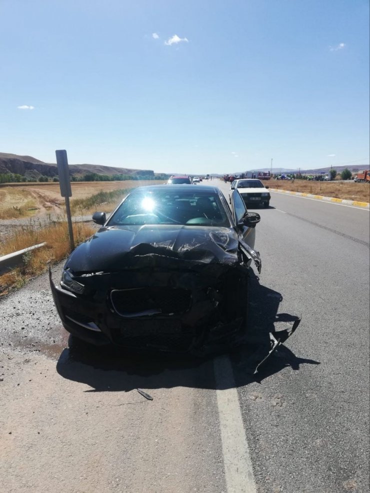 Sivas’ta otomobiller kavşakta çarpıştı: 4 yaralı