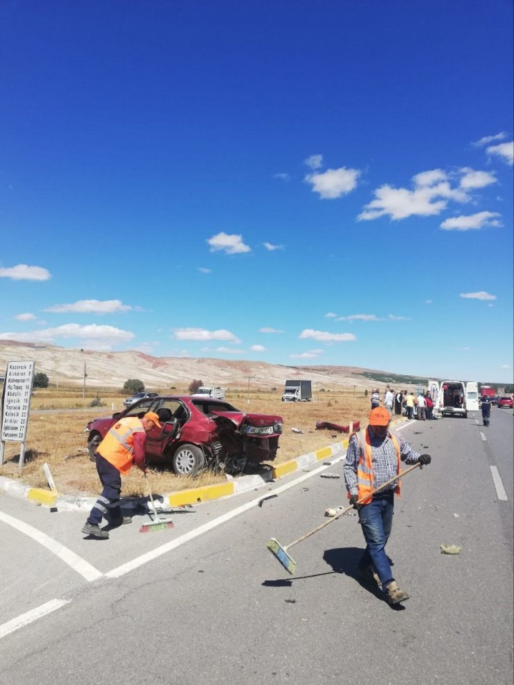 Sivas’ta otomobiller kavşakta çarpıştı: 4 yaralı