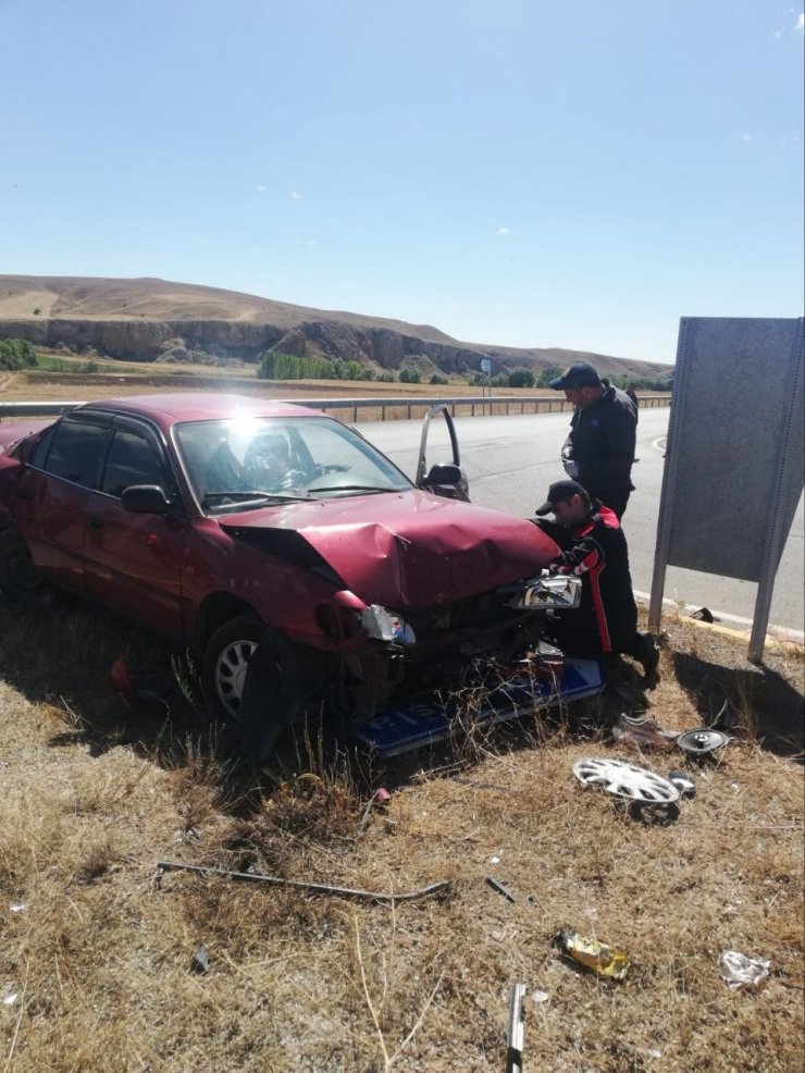Sivas’ta otomobiller kavşakta çarpıştı: 4 yaralı