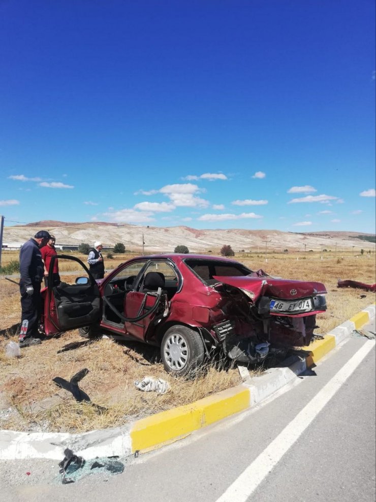 Sivas’ta otomobiller kavşakta çarpıştı: 4 yaralı