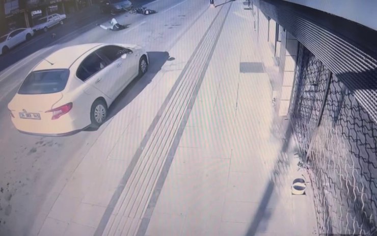 Motosikletin karıştığı kaza güvenlik kamerasına yansıdı