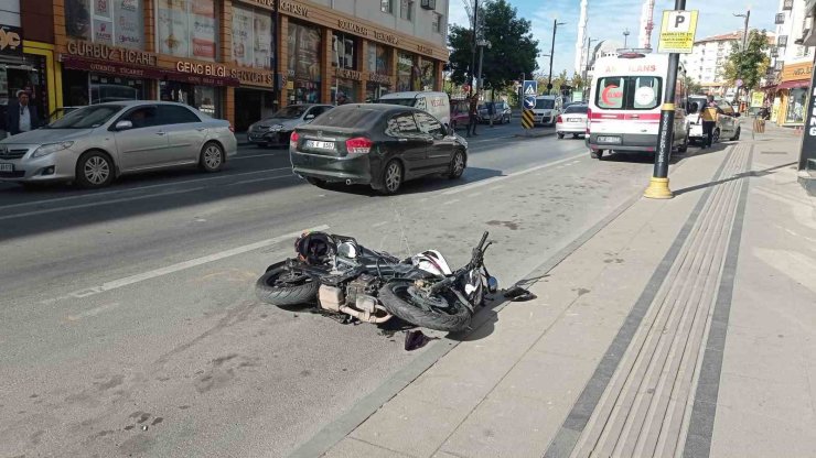 Motosikletin karıştığı kaza güvenlik kamerasına yansıdı