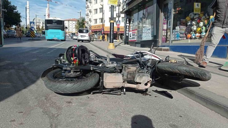 Motosikletin karıştığı kaza güvenlik kamerasına yansıdı
