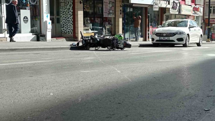 Motosikletin karıştığı kaza güvenlik kamerasına yansıdı