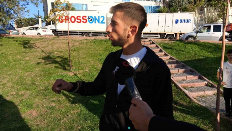El freni çekilmeyen araç çardağa çarptı: 2 yaralı