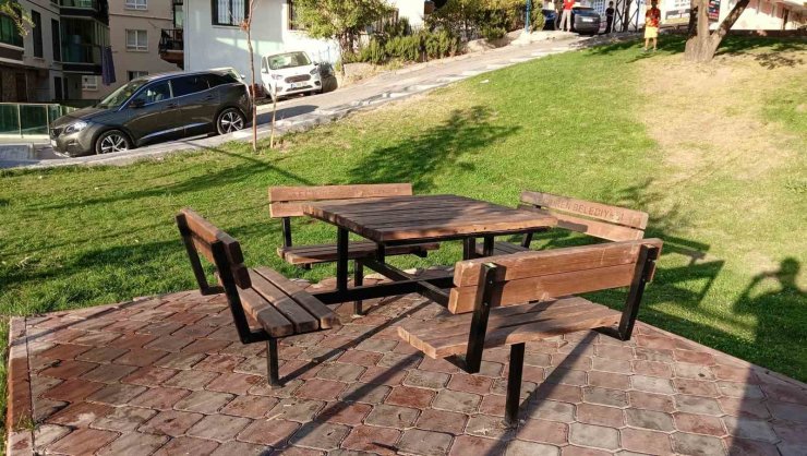 El freni çekilmeyen araç çardağa çarptı: 2 yaralı